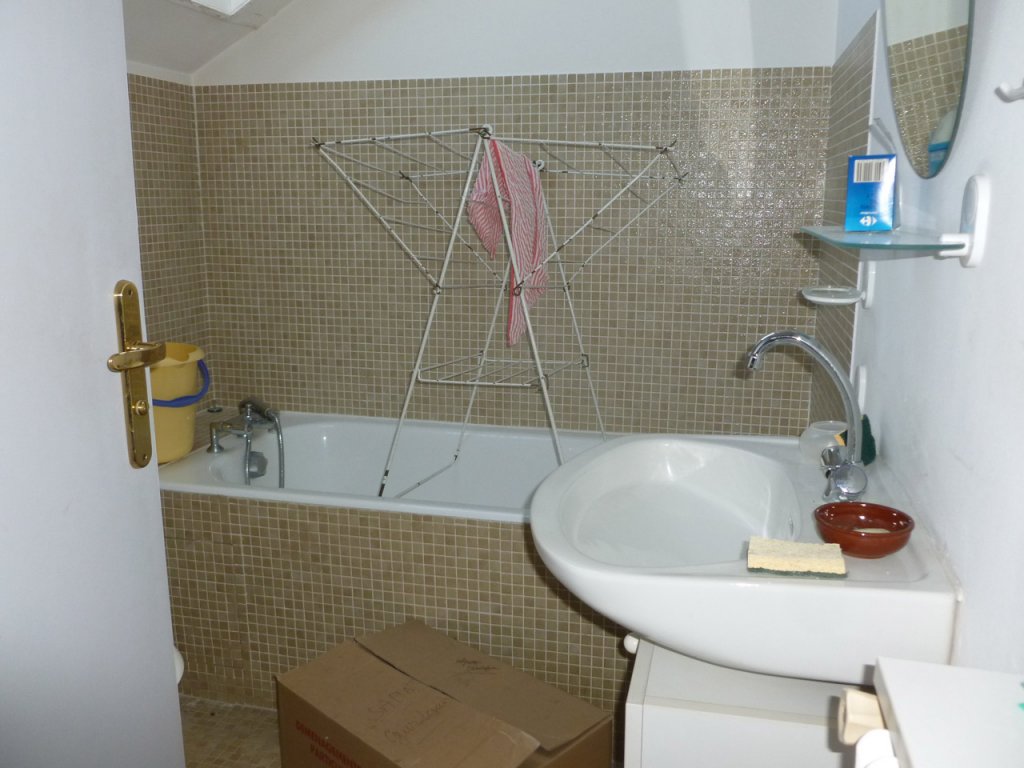 Salle de bain avant prestation home-staging Avéo Beauvais