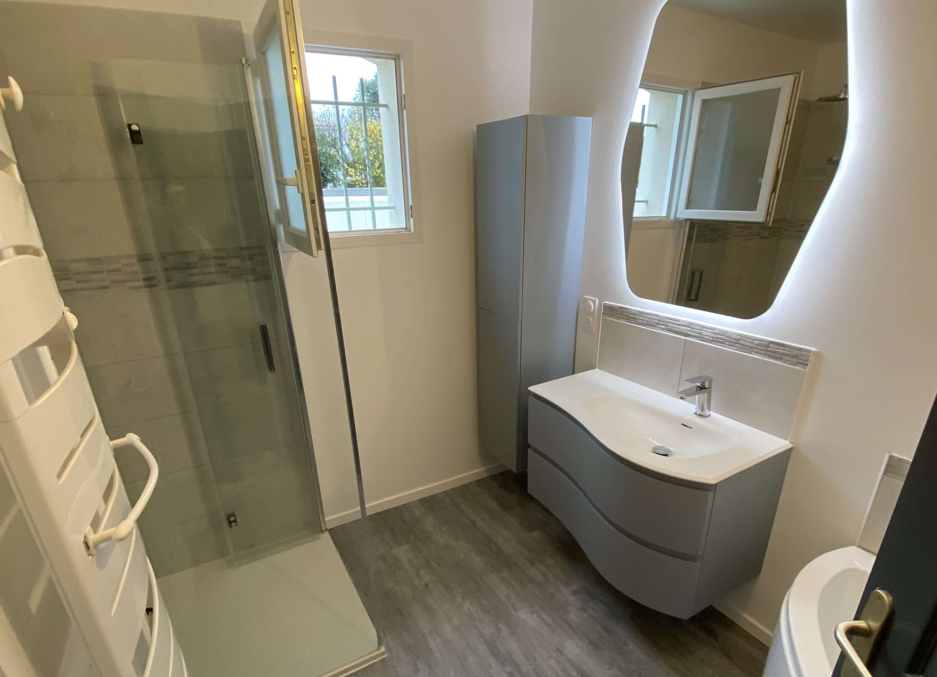 rénovation de salle de bain moderne réalisé par Avéo La Rochelle