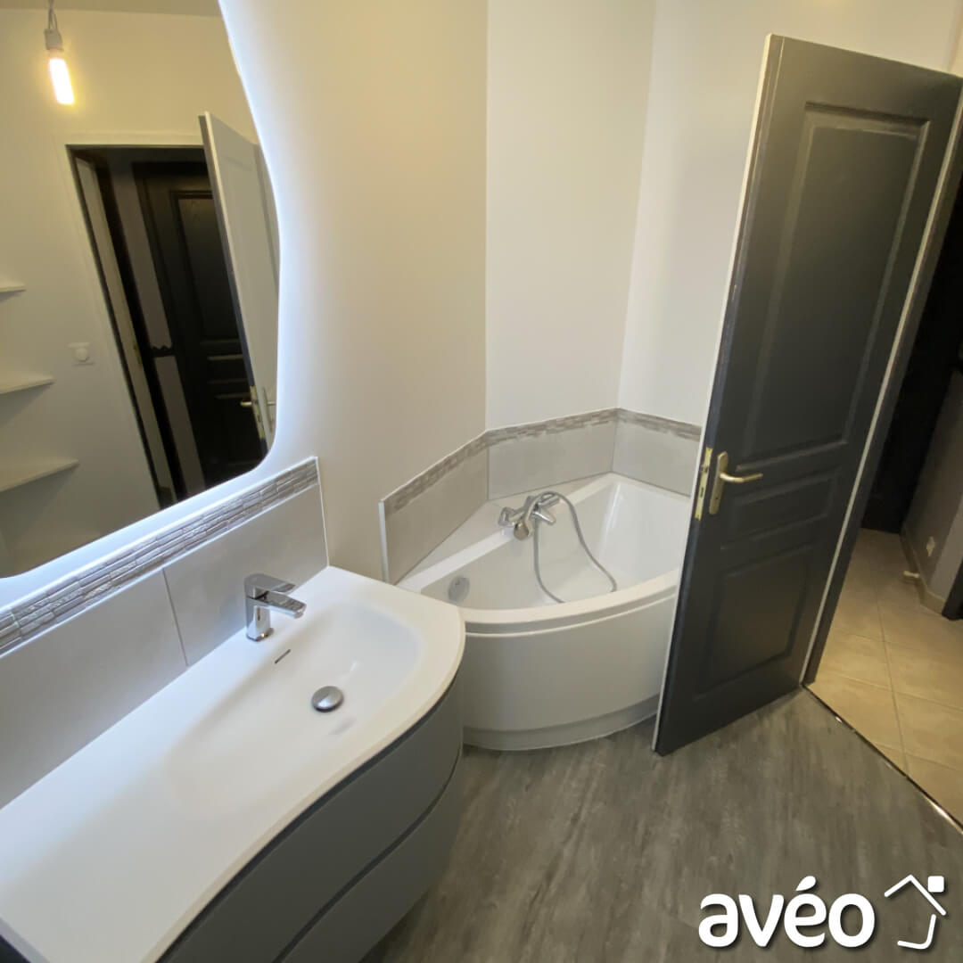 Avant / Après - Rénovation d'une salle de bain avec baignoire et douche à  Lunel dans l'Hérault - Inside by SP